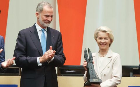 冯德莱恩代欧盟委员会领“世界和平与自由奖”，网友不满：给战争贩？-冯得莱恩