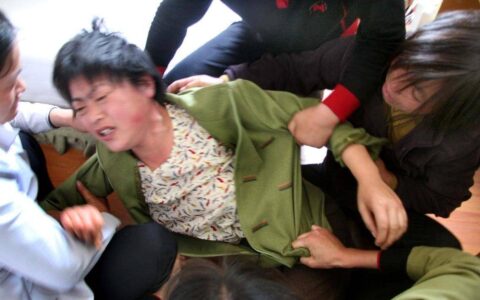 原创
母亲绑着两孩子轻生,男方家属发声为什么如此冷漠-母亲把两个孩子锁家里