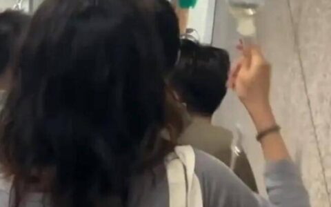 深夜举吊瓶赶地铁的女生发声 创业初期赶最后一班地铁（深夜医院打吊瓶照片）