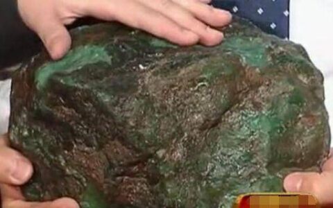 原创
小伙带来一块翡翠原石，竟称价值4亿的宝贝，专家给出鉴定结果-翡翠原石多少钱