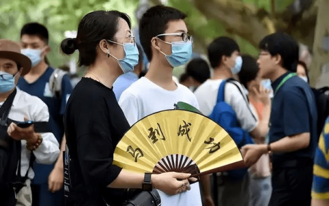 原创
高考后饭菜的反差让人猝不及防，一夜之间，不少学生从太子变乞丐-高考前后的伙食对比图