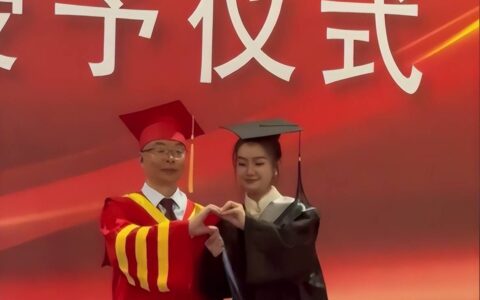 原创
毕业典礼比心时校长手指被强制掰弯，网友：全网也就你敢！（毕业典礼抖音火的唱歌女生）