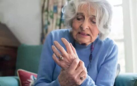 西药副作用太大？听听中医是怎么治疗帕金森的？-中药治疗帕金森综合征的药物