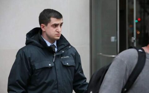 很气，美国男子承认掰断兵马俑手指，却只受到轻微处罚（美国损坏兵马俑事件赔钱）