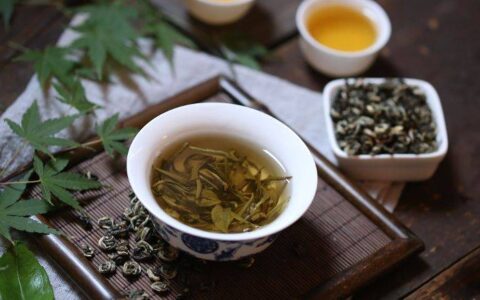 探寻普洱茶生熟之争：如何选择适合自己的普洱茶？（普洱茶生茶和熟茶的特点）