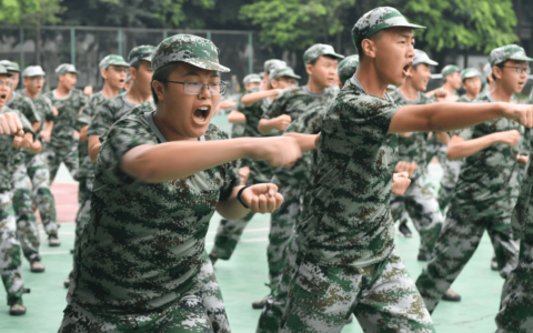 放暑假,韦神回山东老家!网友街头偶遇韦东奕,手里的东西太接地气!-韦神介绍视频