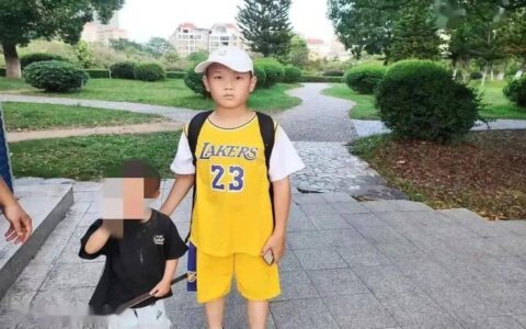 街头，10岁娃捡到3岁娃！接下来……-8岁孩子捡到3岁孩子