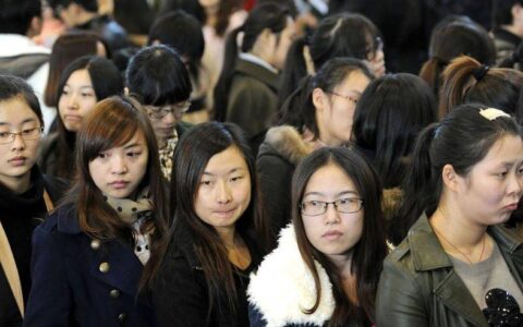 多措并举保障高校毕业生，就业政策加快落实，就业岗位帮扶-关于就业权益保护说法错误的是