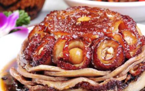 家常梅菜扣肉的做法，其颜色酱红油亮，汤汁黏稠无比鲜美（梅菜扣肉怎么做简单又好吃）