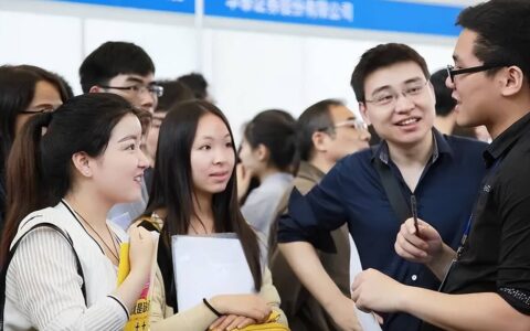 13岁学生被老师发现是公司老板，手下还有五六名员工？校方回应（老师怀疑学生偷2000块钱民法典）