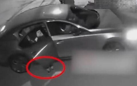 女子倒车忘关车门，4岁孩子跑下车不料惨遭碾压，孩子怎么样了？（倒车压死小孩）