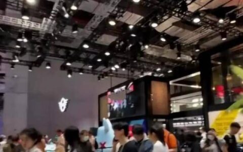 原创
宝马展台仍排队领钥匙扣！活该被人看不起发个狗牌还排那么长的队（宝马车匙扣图片及价格）