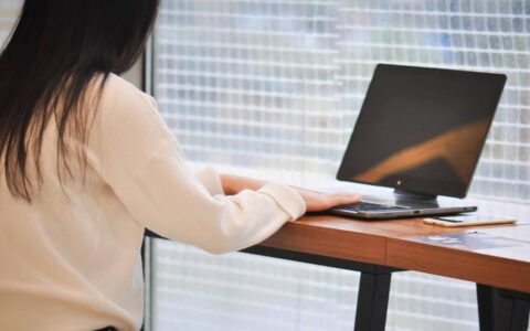 上四休三的老板后悔了，如何看待此事？（上四休四都是什么工作）