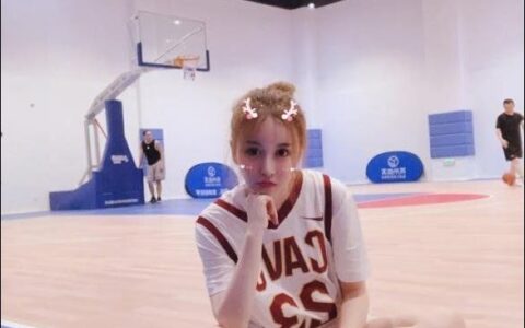 卢本伟打球累成狗 吐舌散热被网友调侃：哈士奇-卢本伟搞笑视频合集