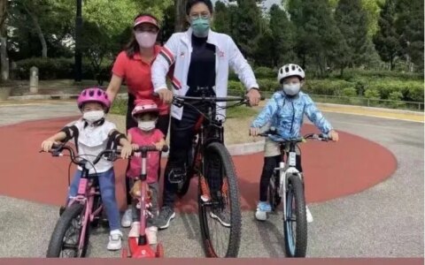 霍启刚晒全家福，表白妻儿暴露了婚姻真相：幸福和金钱多少没关系-霍启刚晒一家五口合照视频