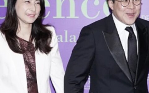 霍启刚晒照甜秀恩爱，紧搂妻子神情得意，郭晶晶穿长裙靴子好文雅-霍启刚为郭晶晶而改变