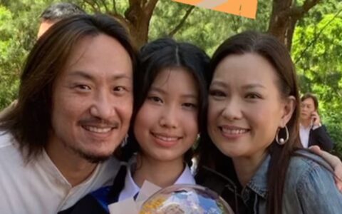 恭喜！郑中基女儿名校毕业，一家三口合影曝光，父女如复制粘贴-郑中基女儿多大