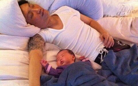 郑中基红馆开唱，三代同堂演出守岁-郑中基现场演唱视频大全播放