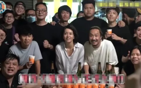 45岁梁咏琪罕露面拍戏！皮肤黝黑脸发胖，与郑中基吴君如勾肩搭背-梁咏琪唱歌