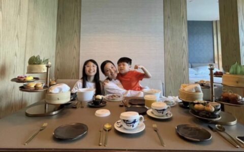 “太子”郑中基子女罕曝光！儿女皮肤黝黑特爱笑，眼睛和老爸一样-郑中基的身世简介