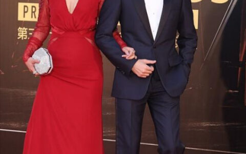 郑中基9月17日携妻子见粉丝，不及前妻阿SA漂亮，2孩子是路人脸-郑中基的妻子