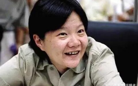 洪晃不穿名牌不戴首饰，连妆都不化，这是我见过低调的有钱人-洪晃很有钱吗