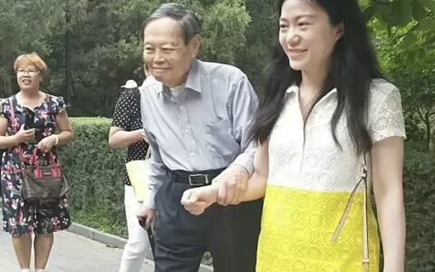 杨振宁100岁生日宴状态不佳，靠娇妻翁帆搀扶，翁帆红裙气质佳-杨振宁及妻子与翁帆