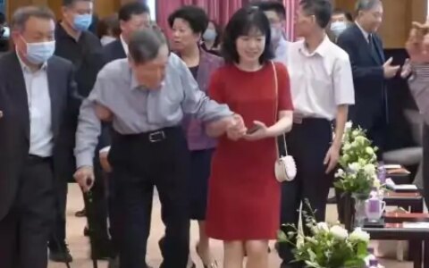翁帆与杨振宁儿女合照首曝光！一家5口笑容满面，其乐融融-翁帆和杨振宁怎么走到一起的