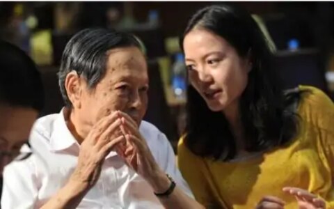98岁杨振宁依旧精神，44岁翁帆却日渐发福，为何能恩爱16年？-杨振宁和28岁翁帆的爱情故事