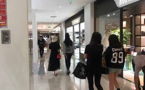 偶遇刘亦菲舒畅逛街 神仙友情令人称羡-刘亦菲与舒畅区别