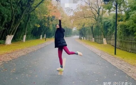 47岁梅婷素颜野外拍照！穿紧身裤打扮普通，二婚嫁给摄影师很幸福-梅婷的美颜