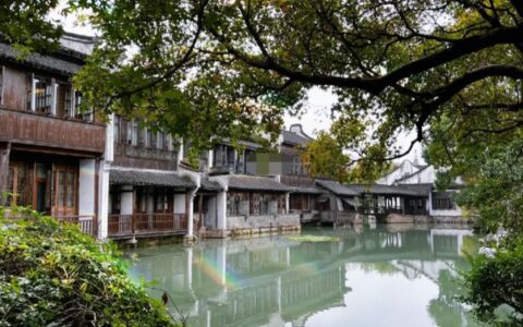 47岁梅婷晒生活照，穿紧身裤秀好身材，对镜头凹造型十分俏皮-梅婷46岁仍爱赶时髦穿牛仔连体裤高挑时髦简约又有气场