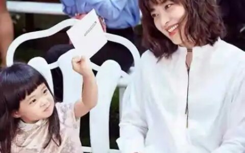 梅婷穿出70后想要的高级感，白色衬衫配皮衣，简约又显气质-白色衬衣穿搭男