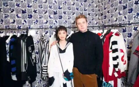 梅婷剪了刘海好显年轻，穿得“乱糟糟”也不老气，反而更有时髦感-梅婷短发