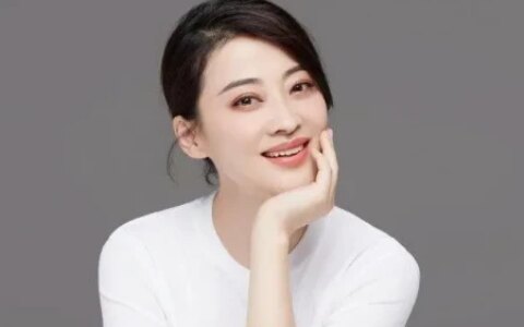 离婚17年后，再看梅婷和鄢颇二人的境遇，夫妻差距太明显-鄢颇的女友