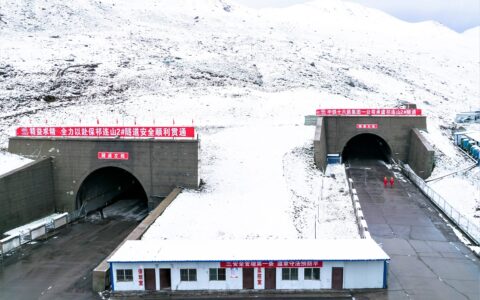 国道569曼德拉至大通公路祁连山2号隧道实现右线贯通-曼德拉 功过