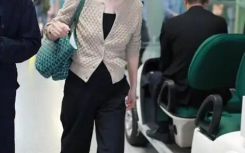 57岁的毛阿敏好接地气，“姥姥衫+买菜包”亮相机场，朴素也迷人-54岁毛阿敏近照