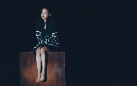 辛芷蕾“跨界”话剧 《初步举证》成都上演-看电视连续剧辛芷蕾