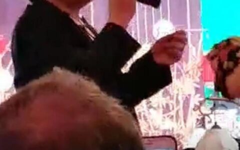 毕福剑近照曝光，参加寿宴打扮低调卖力献唱，过六一状态好-毕福剑时隔四年再次登台,主持风采不减当年