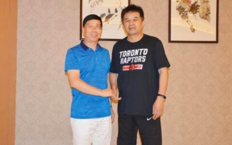 60岁毕福剑近照曝光，满脸皱纹，与粉丝亲切合影签名-61岁毕福剑近照 视频