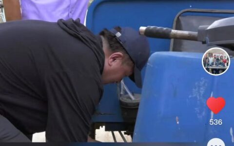 毕福剑在农村生活开手摇三轮，蹲地修车显吃力，腿有淤青脸涨通红-毕福剑经历