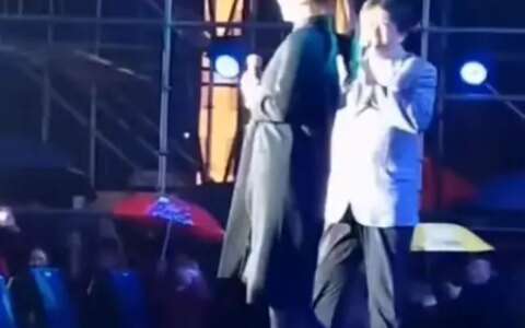 61岁毕福剑现身四线城市，冒雨商演十分敬业，面部憔悴肚腩明显-62岁毕福剑近照