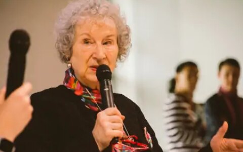 《石床垫》：看极端荒谬的故事里藏着的百态人生-石头床垫的作用与功效