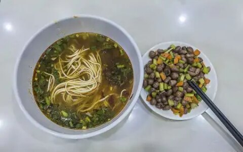 难忘大嫂一碗面-大婶一碗面救了乞丐成亿万富翁来报答