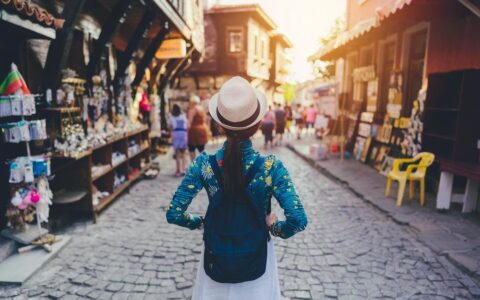 出境跟团游要恢复了！泰国旅游热度稳居第一，瞬时搜索量暴涨430%-泰国旅游跟团价格多少