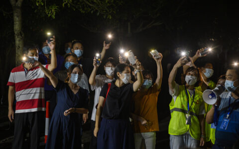 城事｜浦东界龙花苑解封，志愿者相拥而泣-浦东界龙花苑疫情