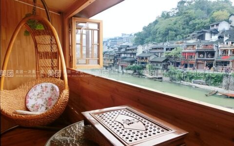 实拍湘西凤凰古城，木棍子支撑的吊脚楼，住58元超级大圆床，超爽-凤凰古镇吊脚楼介绍