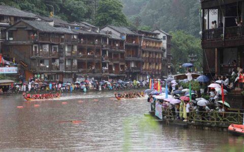 龙舟竞渡迎端午 凤凰古城风味浓-龙舟竞渡的传说