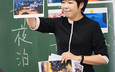 《同一堂课2》于丹花式解读羁旅诗《枫桥夜泊》-同一堂课中,有的学生专心听讲,有的学生