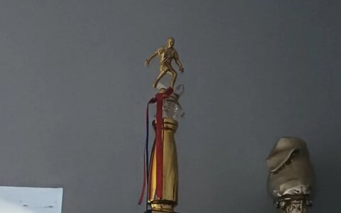 我十七岁接触足球一年半，平时都是和朋友踢，在本地进行过半正规训练，现在想走职业足球这条路，还有机会吗?-17岁足球